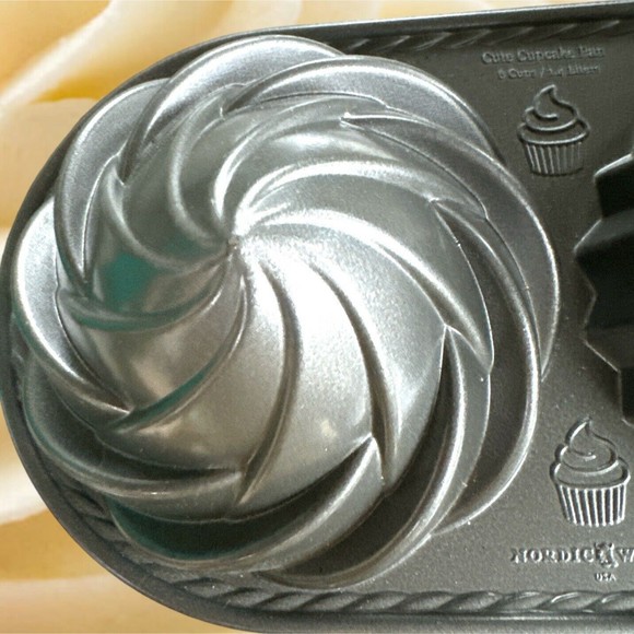 Williams Sonoma NORDIC WARE Cute Cupcake Cake Pan 3D Large Oversized 6 Cups Rare - Picture 3 of 10